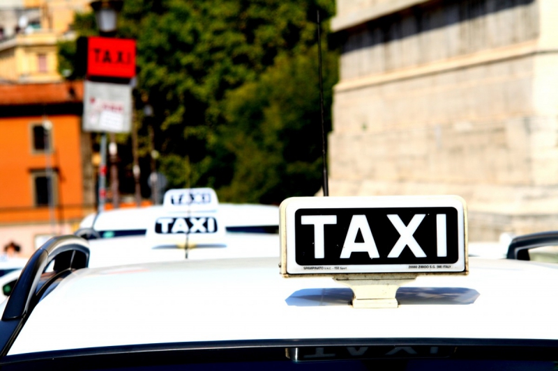 taxis-FONTAN-min_taxi_auto_rome_road_white-1051610